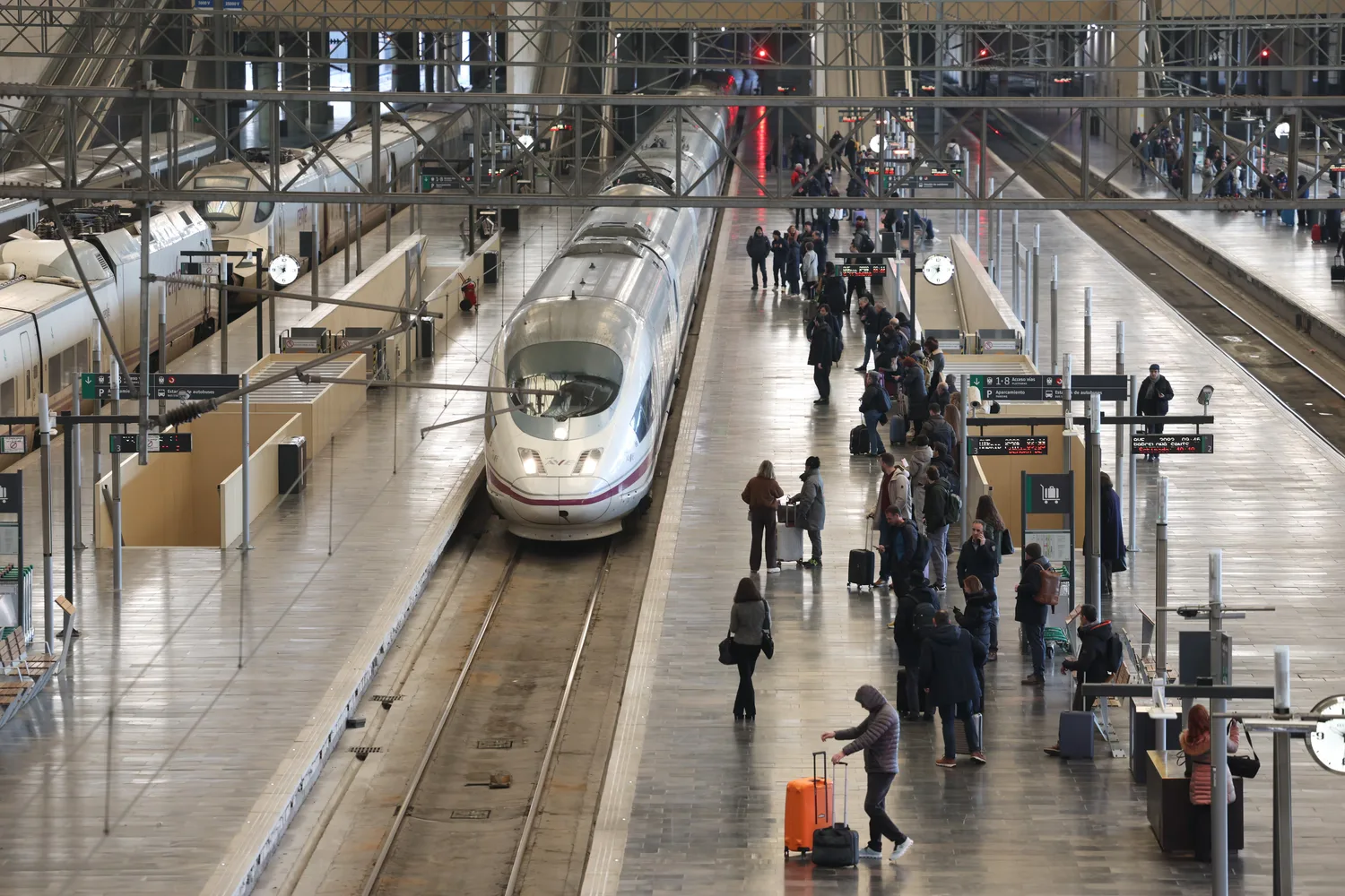 Adif corta la línea Madrid-Barcelona para reparar daños causados por el temporal en Cataluña