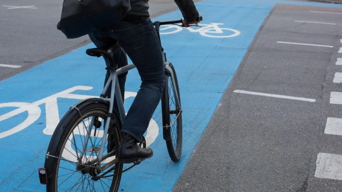 Muore a 7 anni dopo l'incidente sulla ciclabile. La Fiab: «I controviali? Trappole letali dove dove non si rispettano le bici»