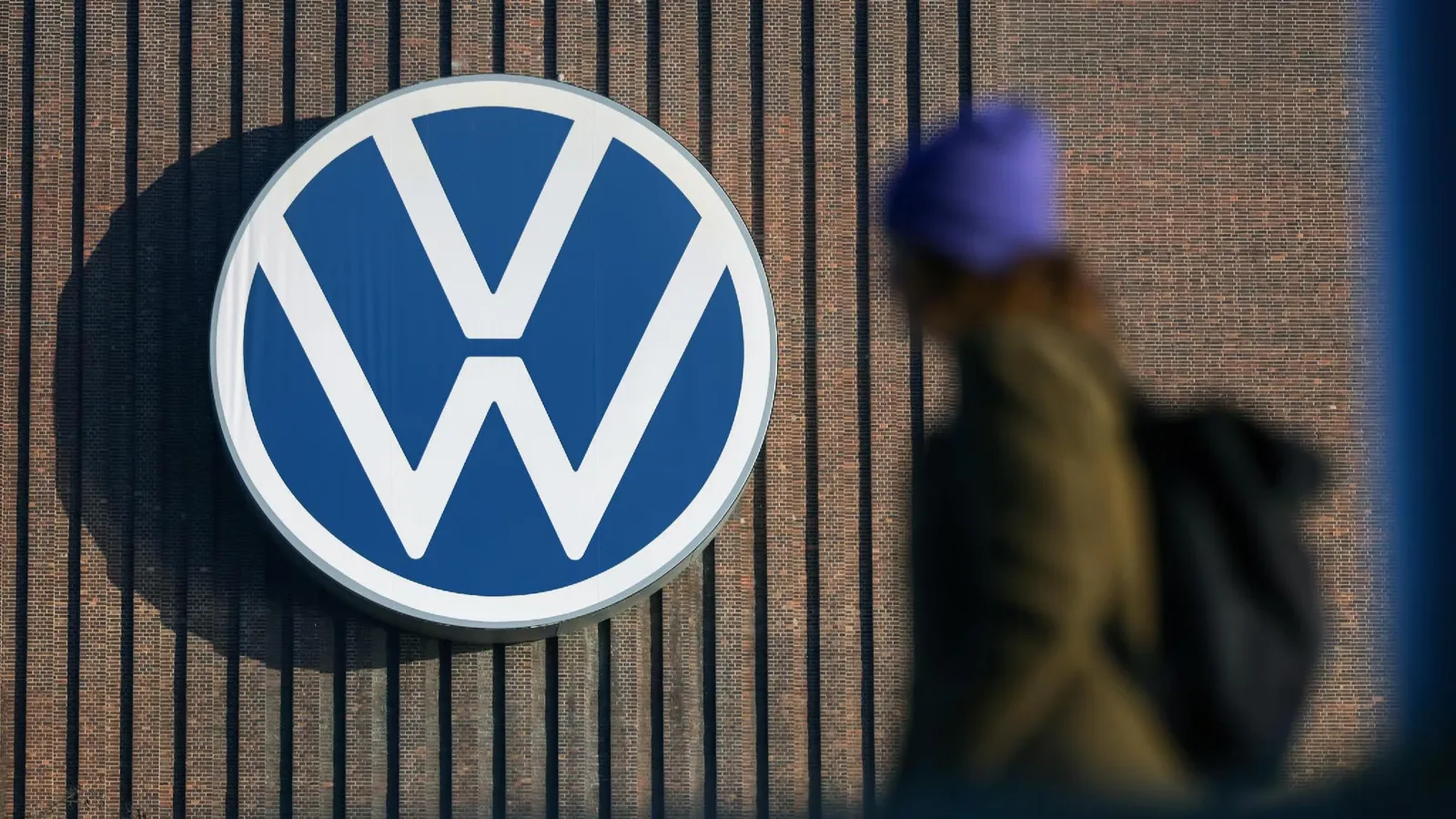 Volkswagen, ok al piano del taglio di 100mila posti di lavoro entro il 2030. E vola in Borsa