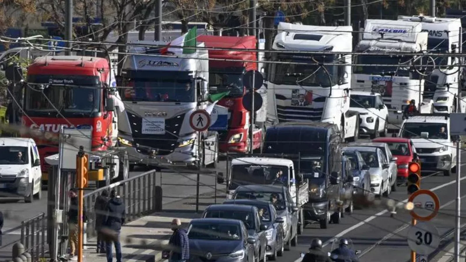 Caro-gasolio, trasportatori chiedono intervento urgente a governo: "Basta scaricare crisi su lavoro"