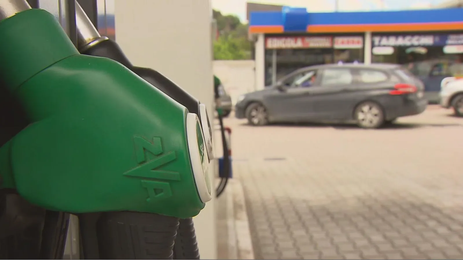 Cala il prezzo del petrolio, sale quello dei carburanti. Il governo spera nei dati Istat