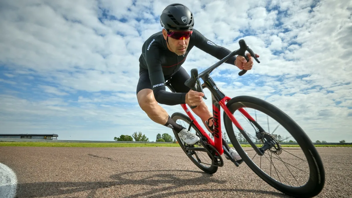 Ducati presenta le biciclette testate dai fuoriclasse: da Vincenzo Nibali a Tony Cairoli. Domenicali: «I nostri piloti si allenano pedalando»