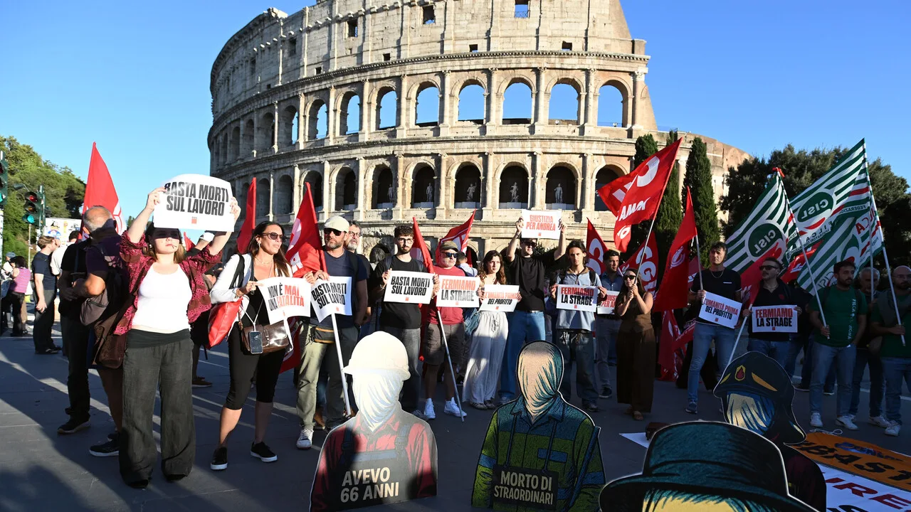 Il Colosseo chiuso tre giorni per lutto, 7 indagati per la morte di un operaio