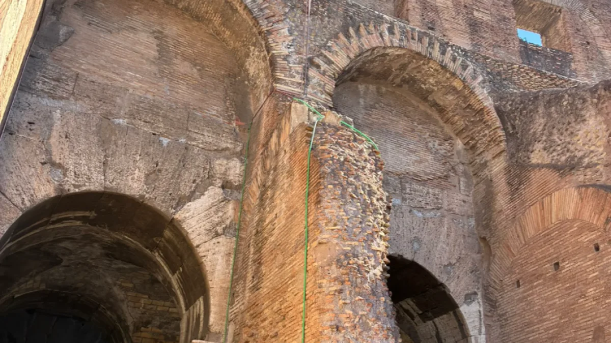 L'imbracatura non allacciata alla fune, l'occhiello di sicurezza senza segni di strappo: cosa sappiamo dell'incidente nel cantiere del Colosseo