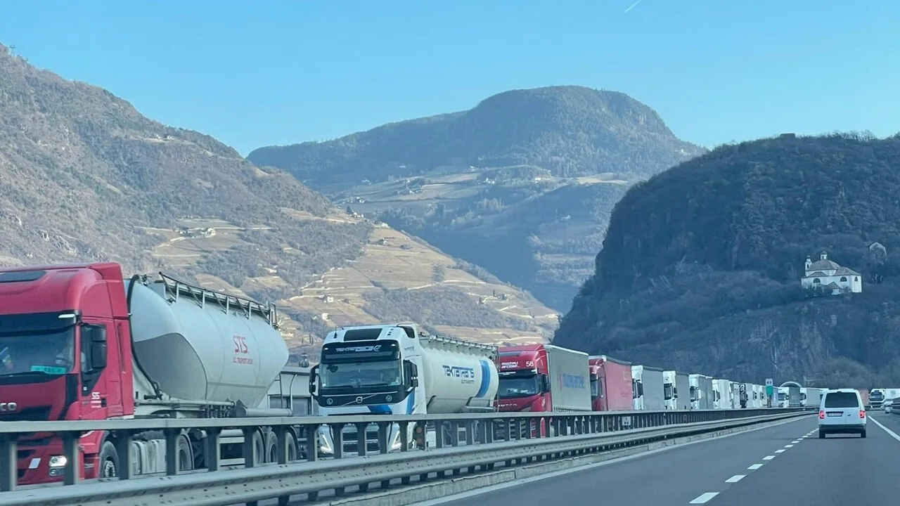 Gli autotrasportatori minacciano lo sciopero contro il caro gasolio, 'il governo ci convochi'
