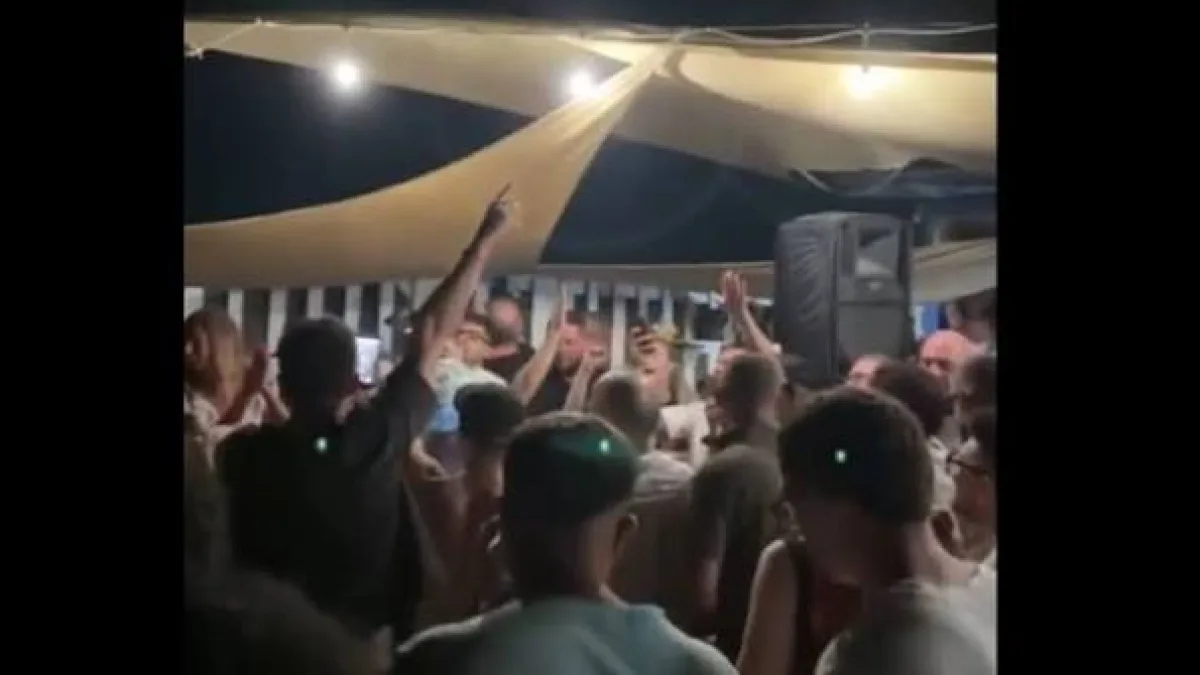 Mazara del Vallo, al lido si suona «Faccetta nera» e scoppia la polemica. I titolari: «Solo goliardia»