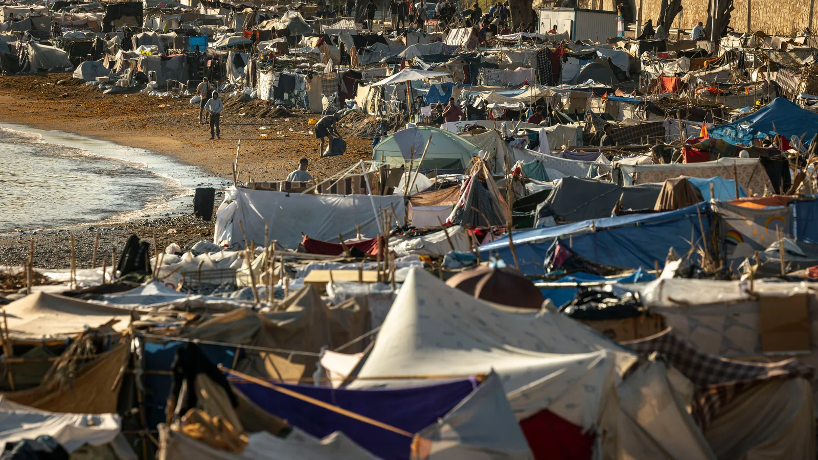 Crisis en Ceuta y actualidad política, en directo | Puente, tras el freno judicial al campamento en el puerto de Ceuta: “Hoy se iban a trasladar a 1.800 migrantes”