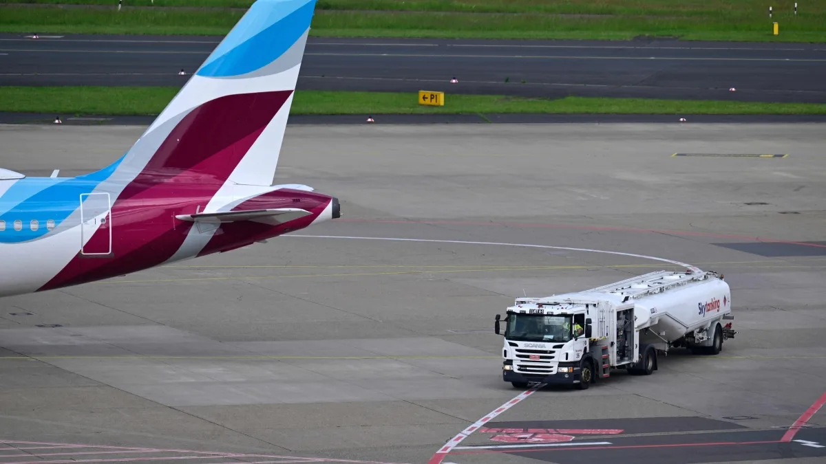 Voli, la tempesta perfetta del jet fuel: perché dal 2027 i biglietti aerei rischiano di raddoppiare