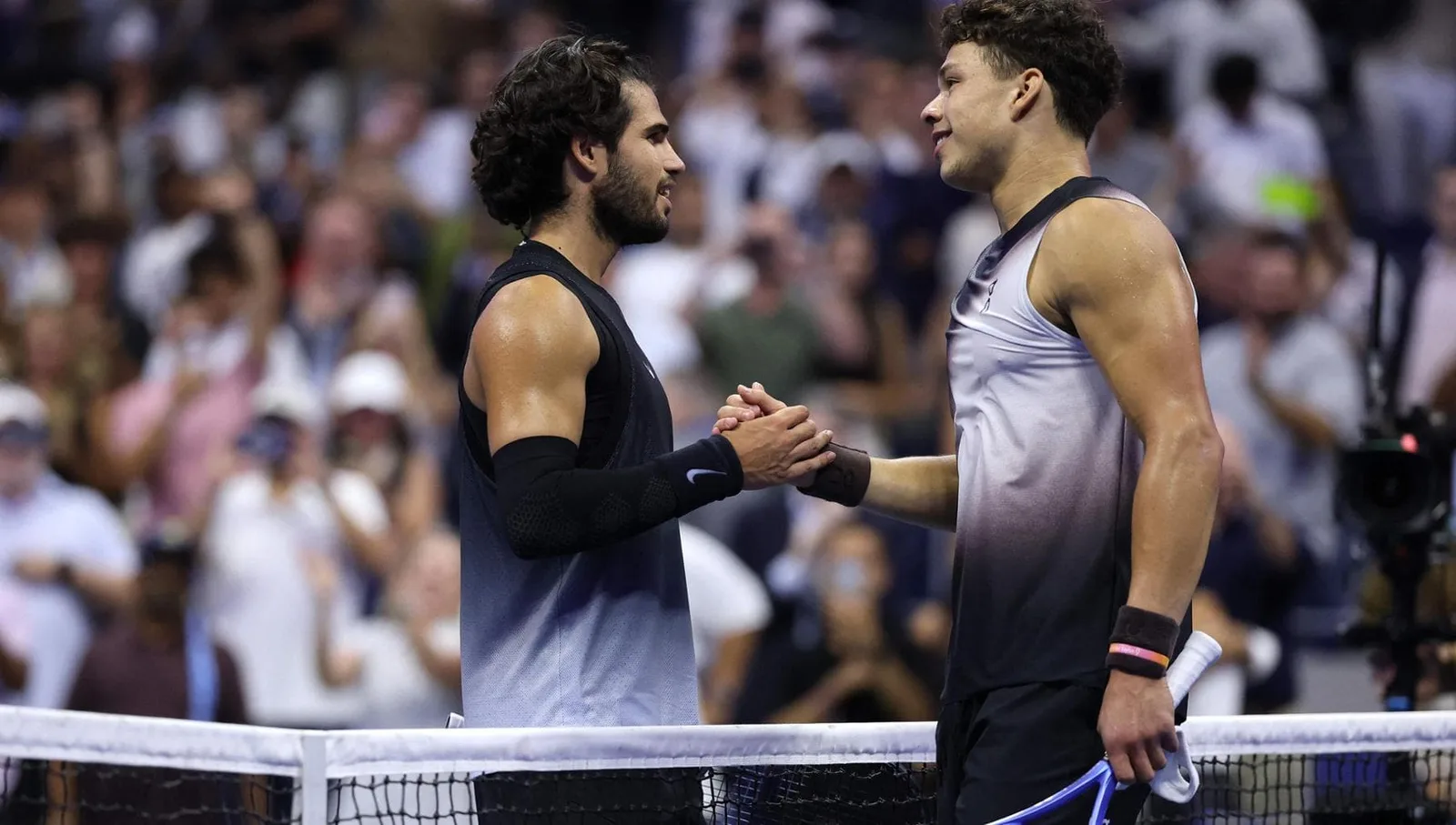 Alcaraz vomita, lotta ma si arrende a Shelton al super tie-break: è fuori ai quarti agli Us Open