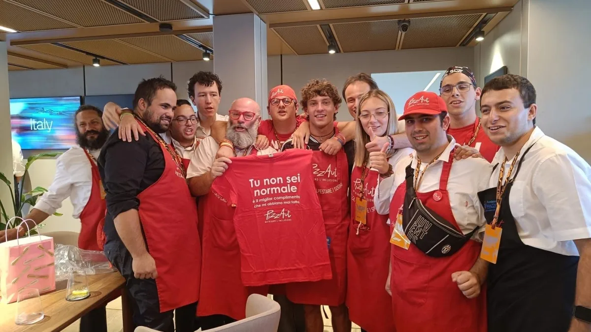 Gp di Monza, Kimi Antonelli incontra i ragazzi di Pizzaut e assaggia la «sua» pizza gorgonzola e salsiccia