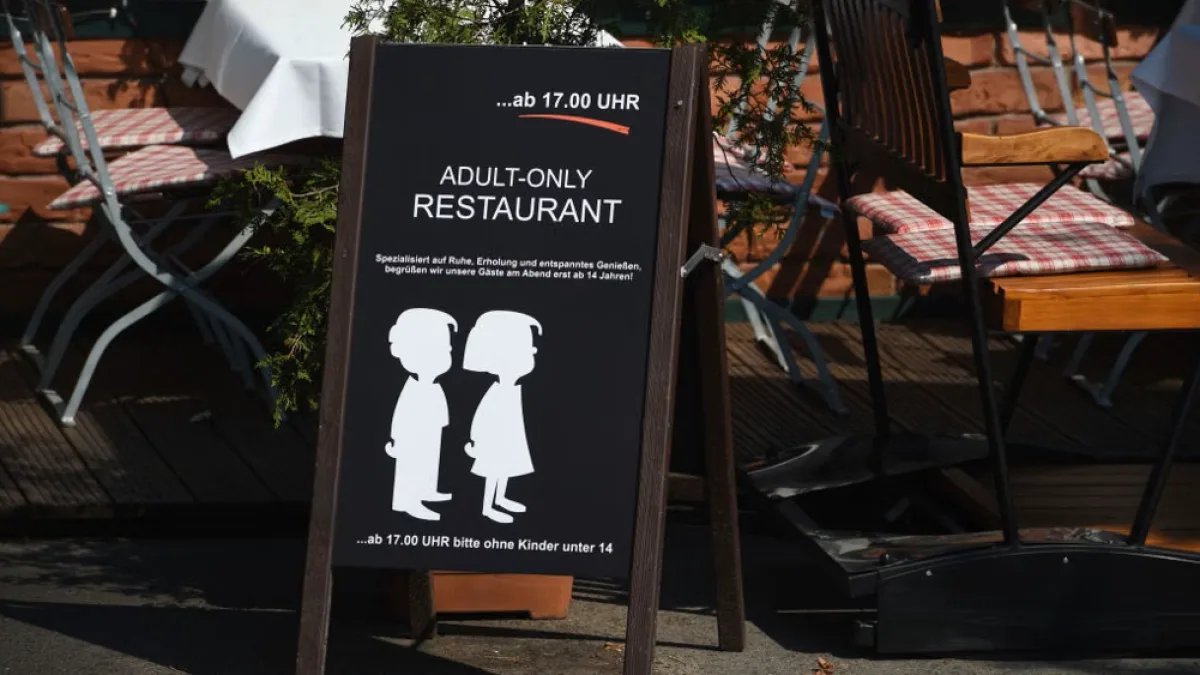 Ristoranti «childfree»: via seggioloni e menu baby. Ma la vera sfida è la convivenza (e la civiltà)