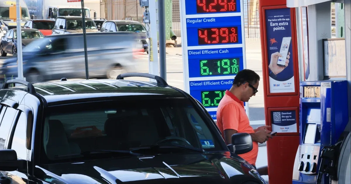 U.S. gas prices hit record high for Labor Day