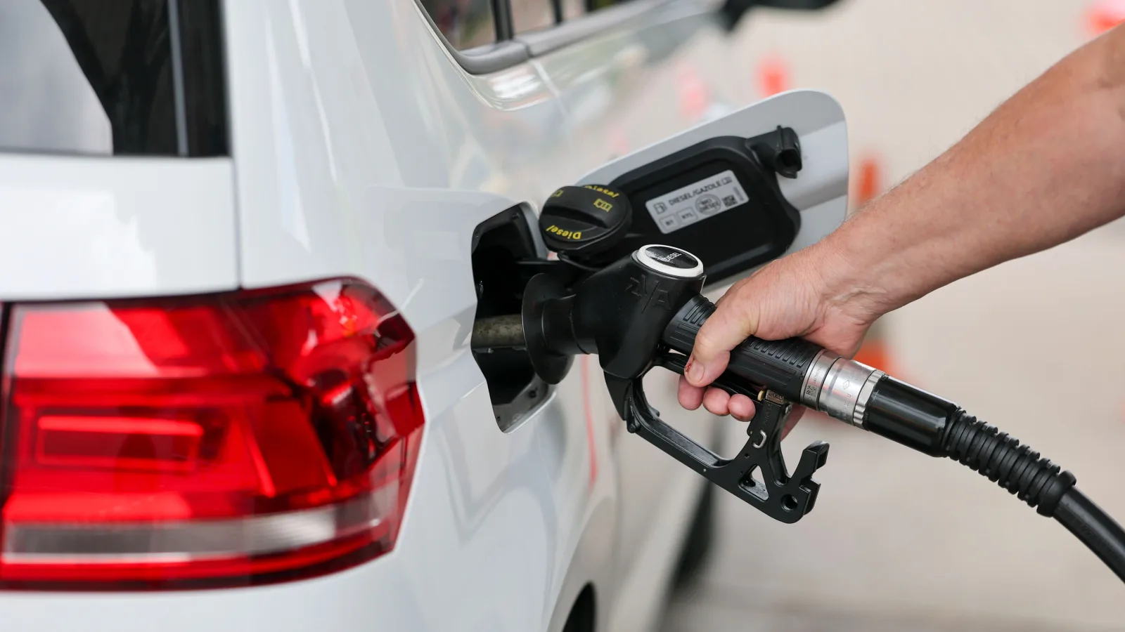 Business-Ticker: ADAC fordert Abschaffung der 12-Uhr-Regel an Tankstellen