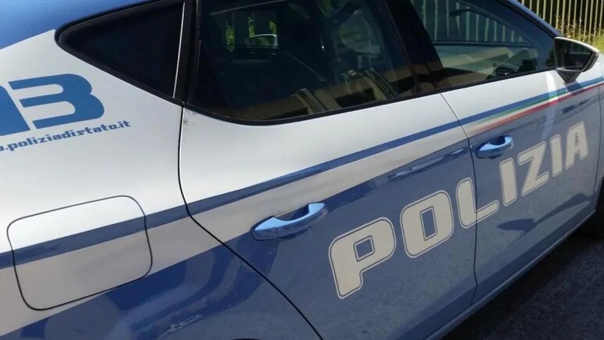 Si sveglia di notte e scopre che la moglie si è appartata in auto sotto casa con l'amante: picchia l'uomo e viene arrestato