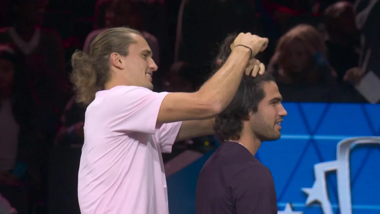 Zverev si improvvisa parrucchiere e fa il codino ad Alcaraz