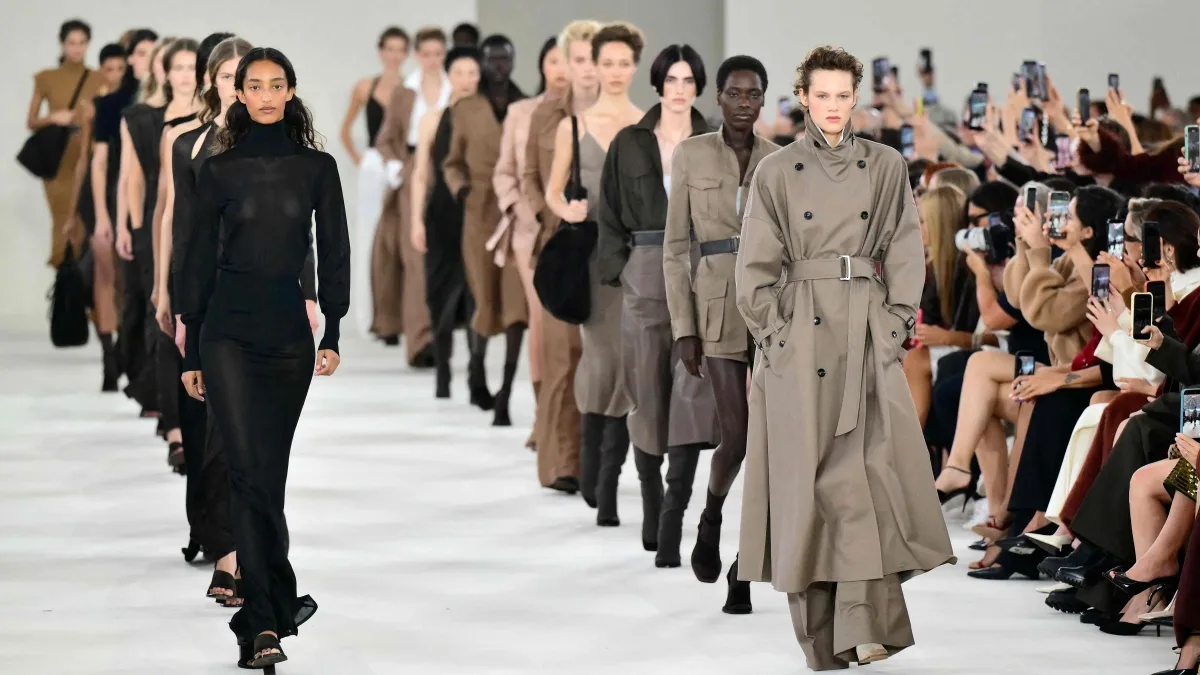 Milano Fashion Week, il Far West dei casting (e non solo): «Ore di coda e poche tutele»