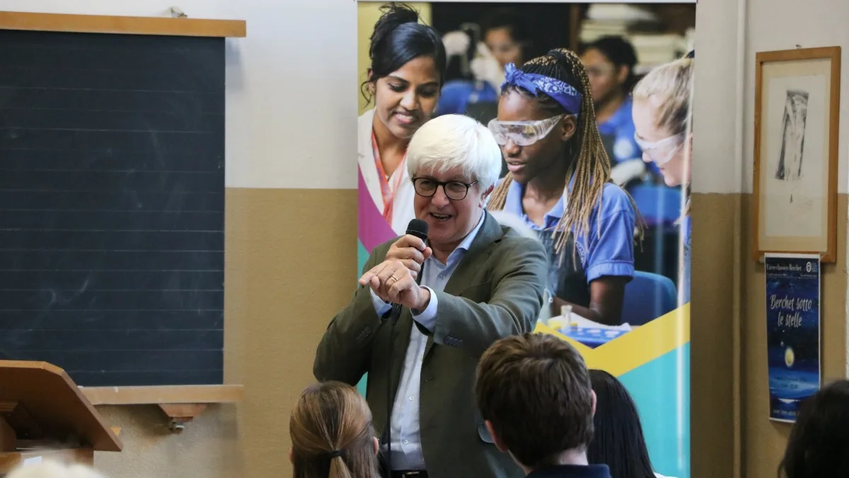 Beppe Severgnini al liceo Berchet: «Sapere un buon inglese oggi è inutile, deve essere eccellente»