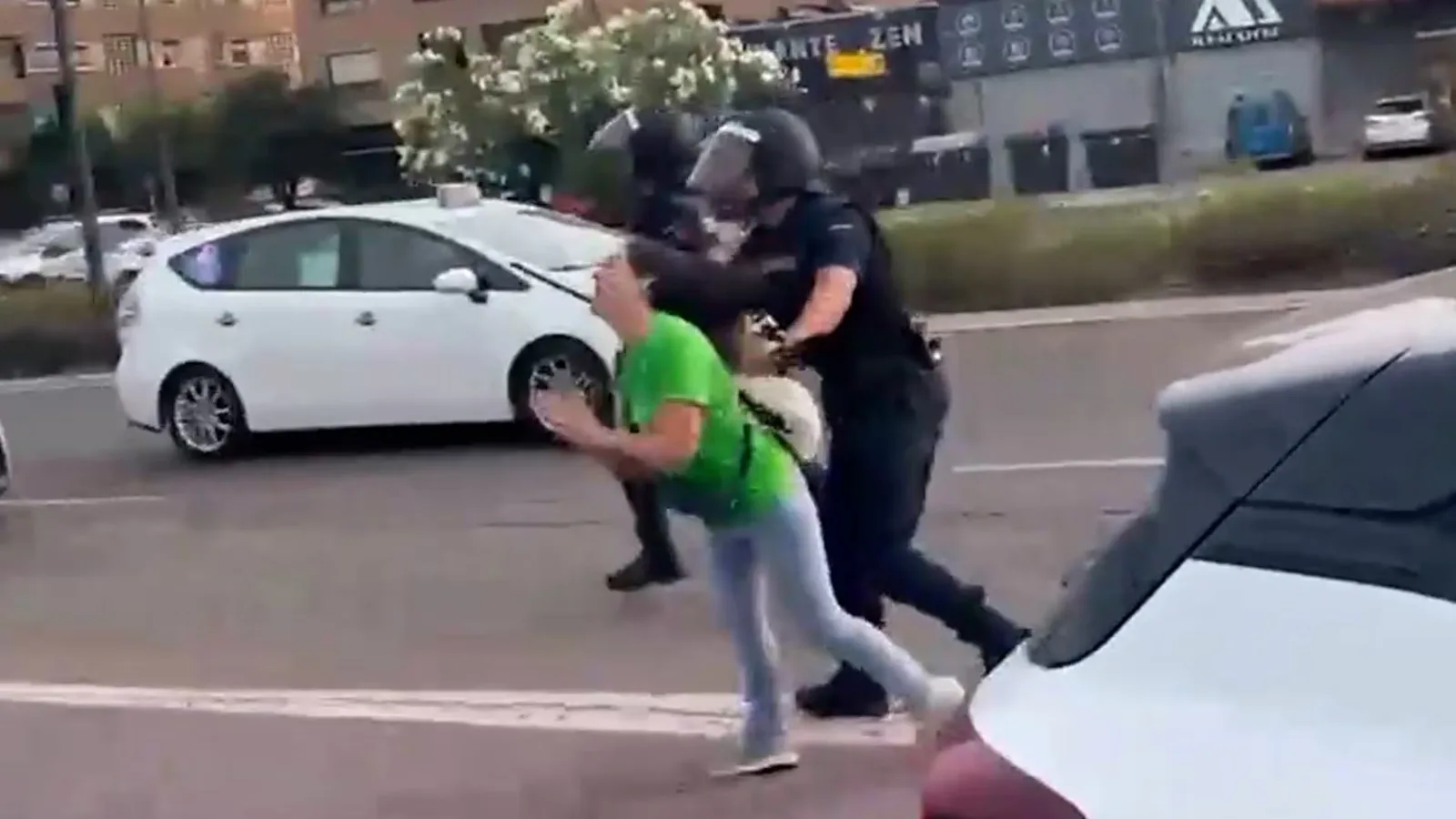 El policía que agredió a la profesora en una protesta de la educación pública dice que no tenía intención de causarle daño, solo apartarla
