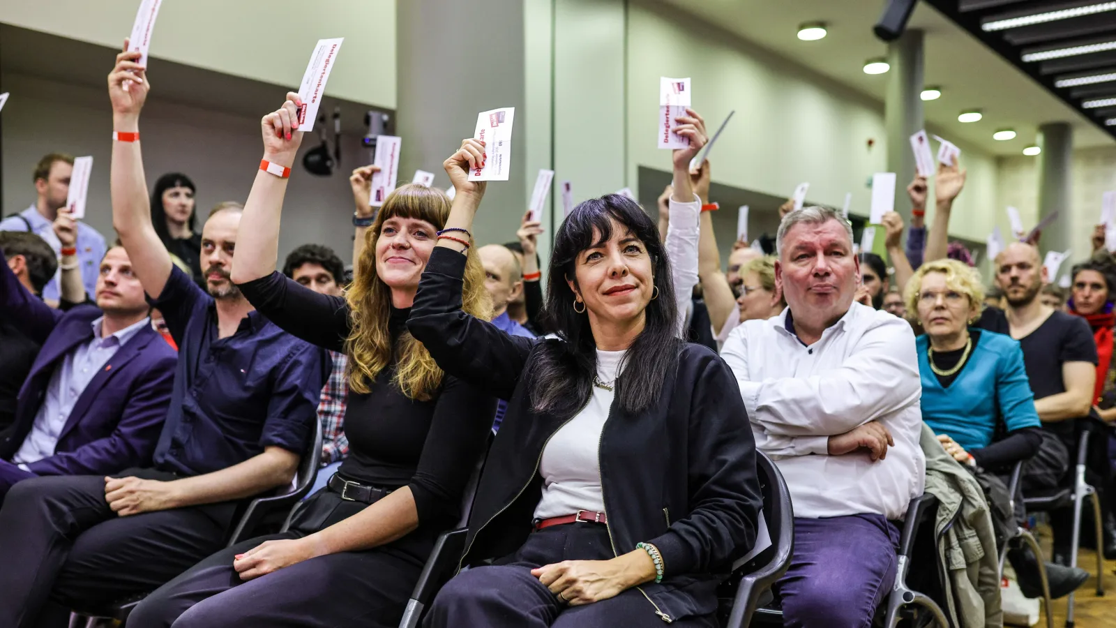 Berliner LInke: Elif Eralp überwindet den Widerstand in ihrer Partei
