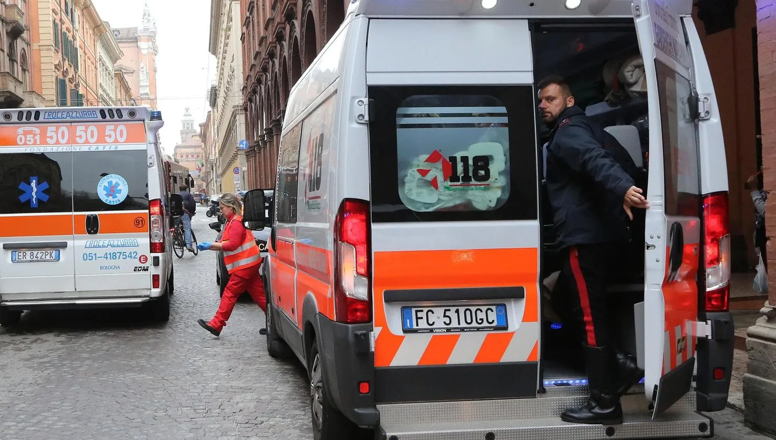 Salerno, ragazza accoltellata alle spalle in strada: caccia all'aggressore