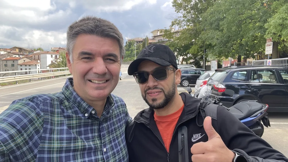 Trova un portafoglio e lo riconsegna al proprietario che documenta tutto sui social: «Ho fatto solo il mio dovere»