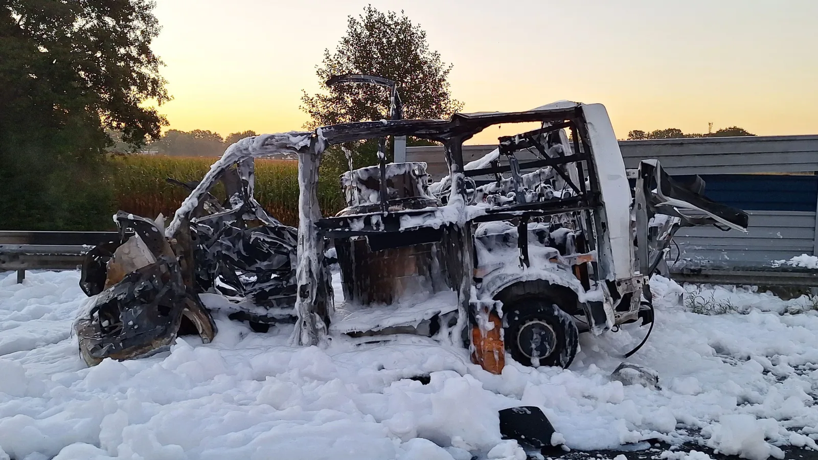 Beladen mit Gefahrstoffen: Kleintransporter explodiert auf der A1