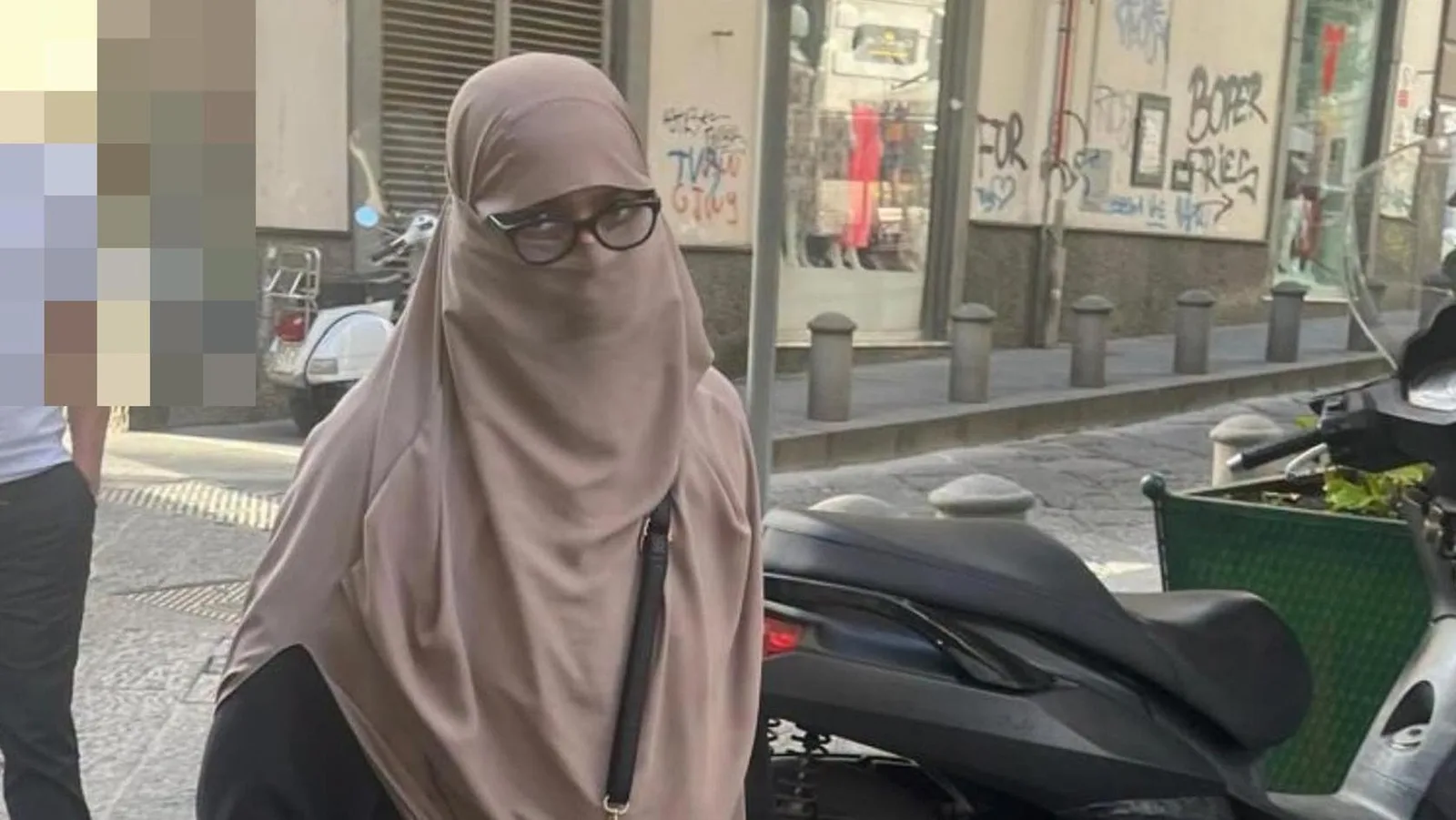 Sangiuliano sui social con foto di donna velata a Porta Nolana: “Pericolo islamizzazione”. Polemica