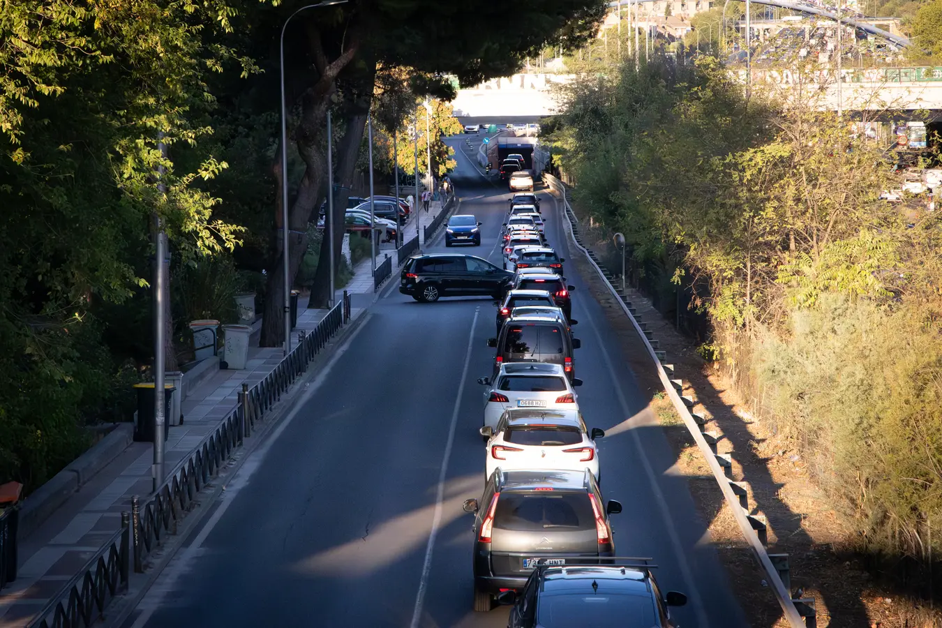 No es fácil salir de Rejas, un barrio de Madrid rodeado de autopistas, sin metro, cercanías y solo tres líneas de autobuses