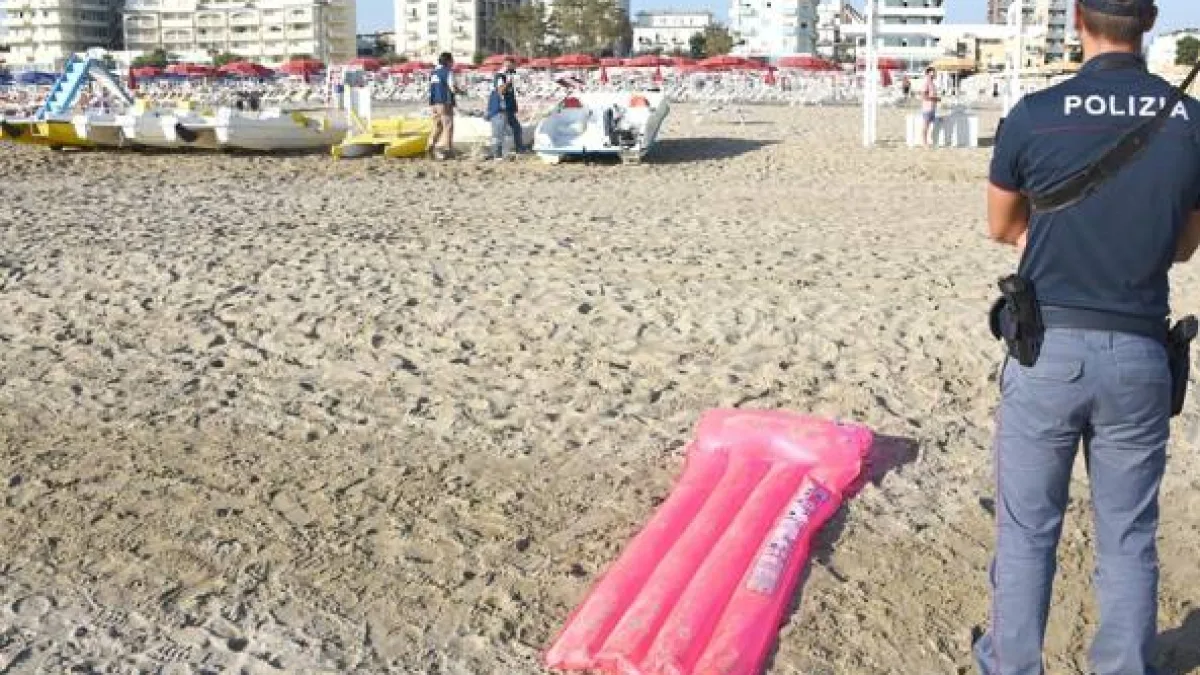 Stupro di gruppo in spiaggia a Rimini dopo un malore: indagati due uomini e una donna