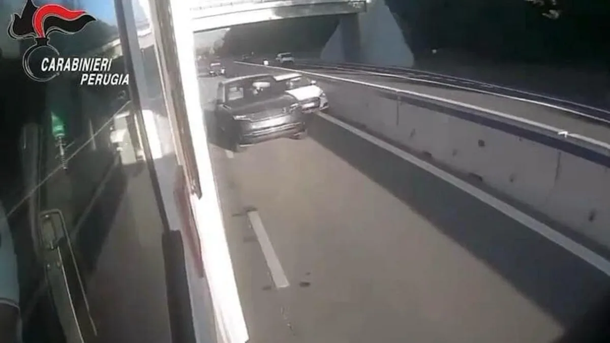 La folle fuga di un 15enne da Ravenna all'Umbria su un suv rubato: «Ha percorso 150 km e speronato un'auto»