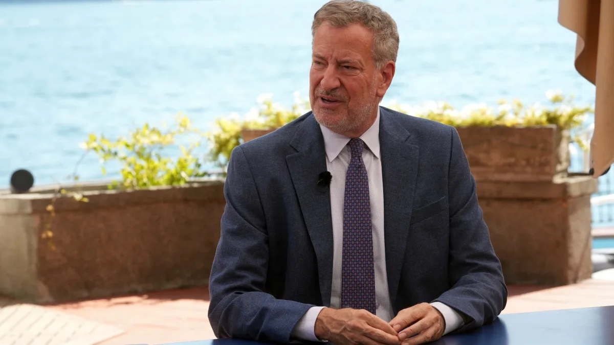 Intervista a Bill de Blasio: «Con un presidente democratico non tornerà il libero scambio»