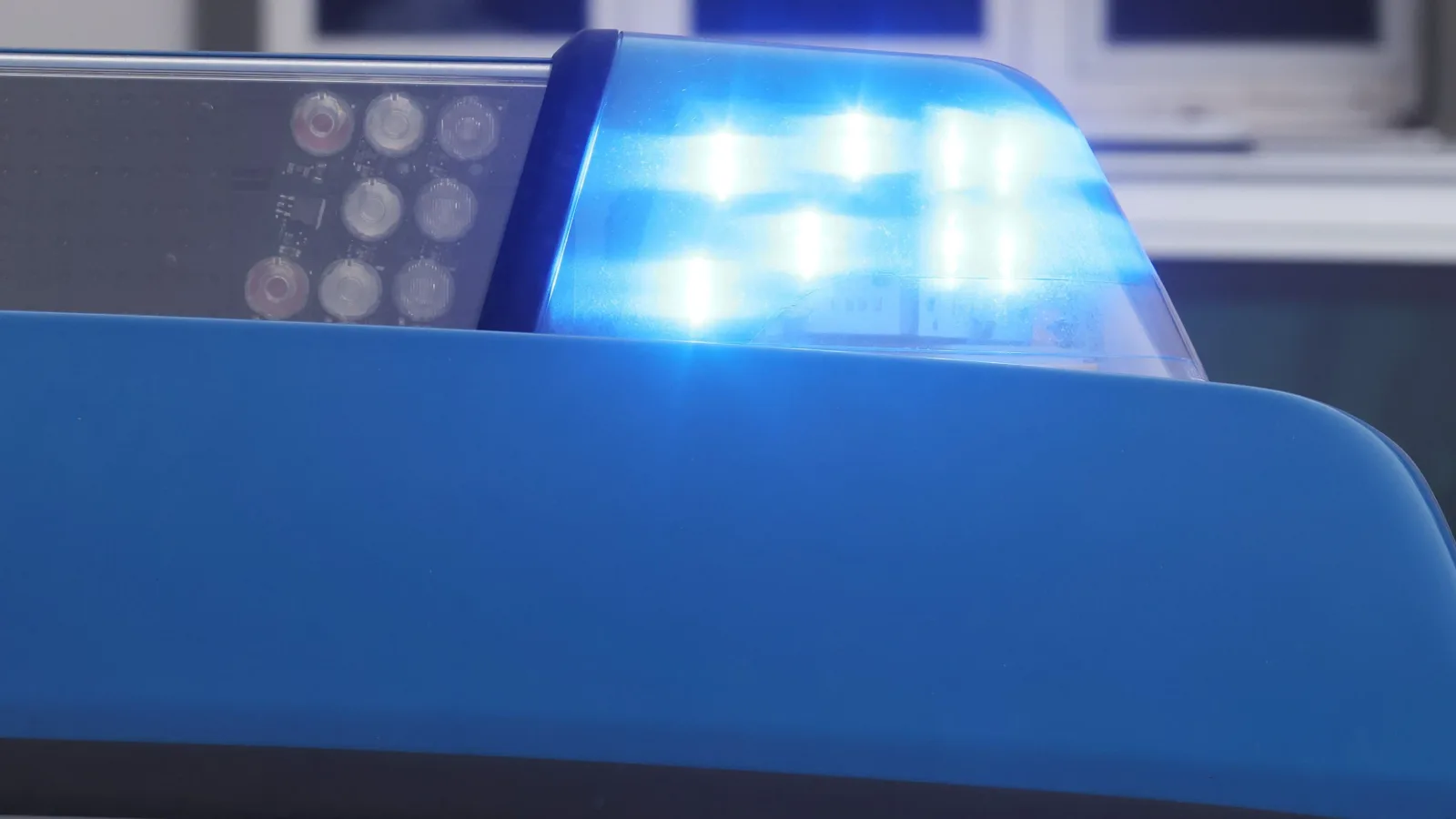 1000 Menschen vor Ort: Vermummte attackieren Polizei bei illegalem Tuningtreffen