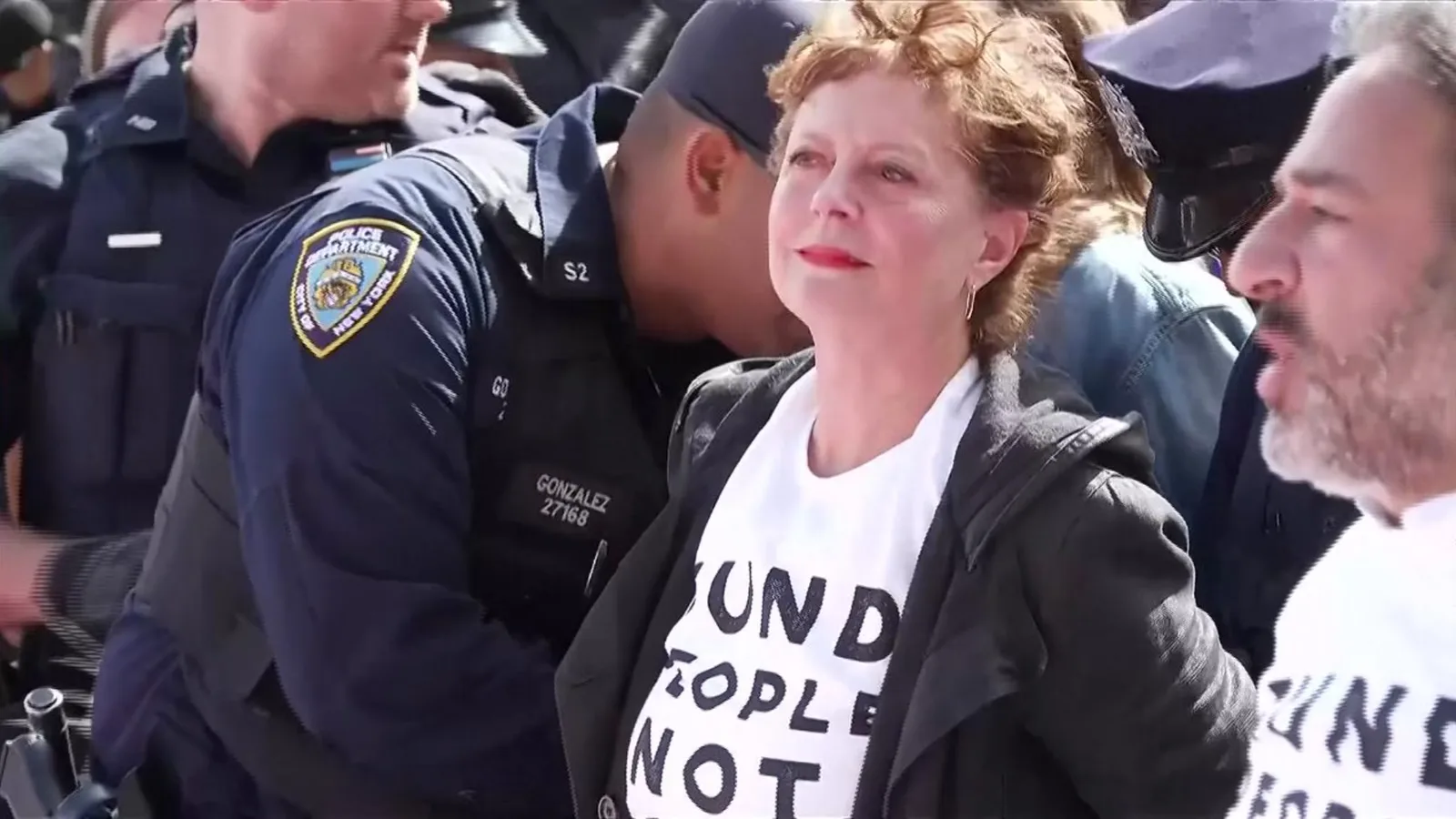 Proteste Pro-Pal, il momento in cui Susan Sarandon viene fermata dalla polizia
