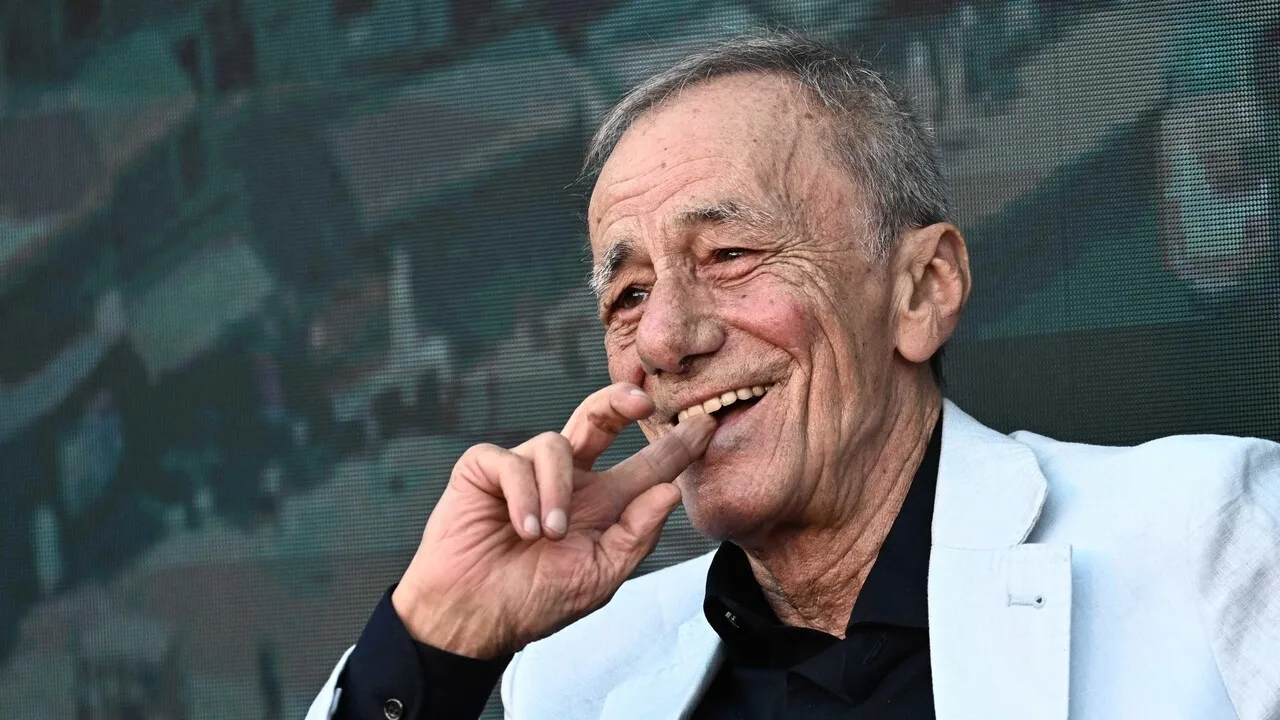 Roberto Vecchioni rassicura i fan su Ig: 'Dispiaciuto di non essere a Salerno, a presto'