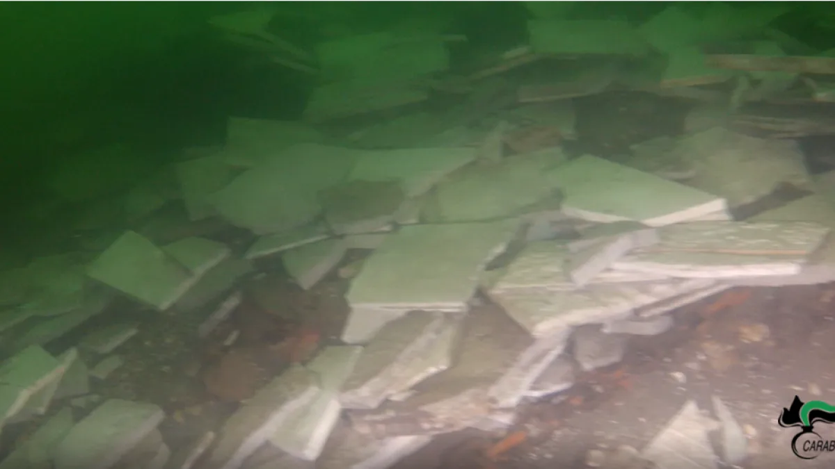 Imprenditore edile ristruttura il terrazzo e getta le macerie nel Lago Maggiore: rischia una multa fino a 27 mila euro