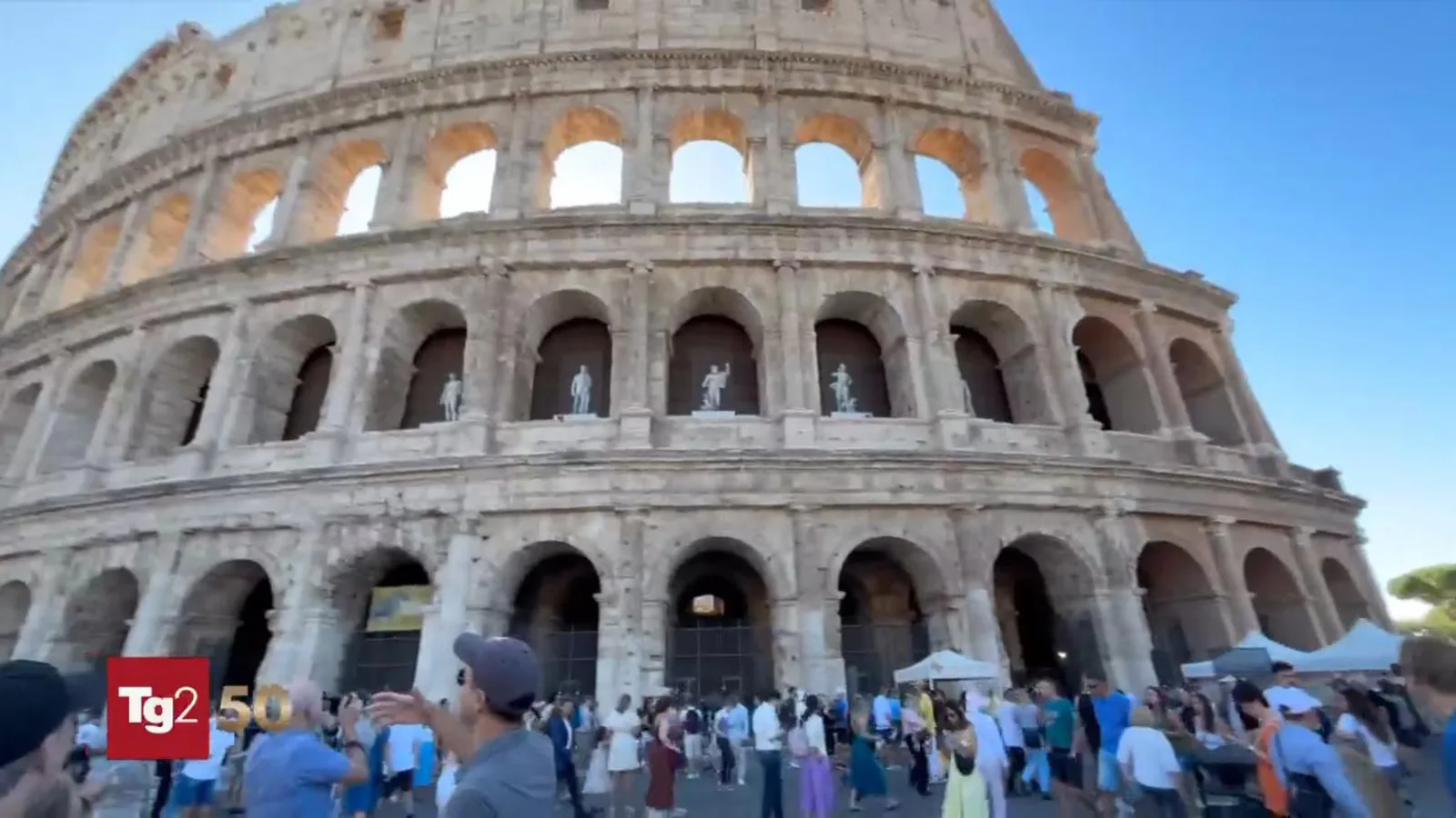 Operaio di 22 anni morto al Colosseo: rocciatore esperto caduto da 10 metri di altezza