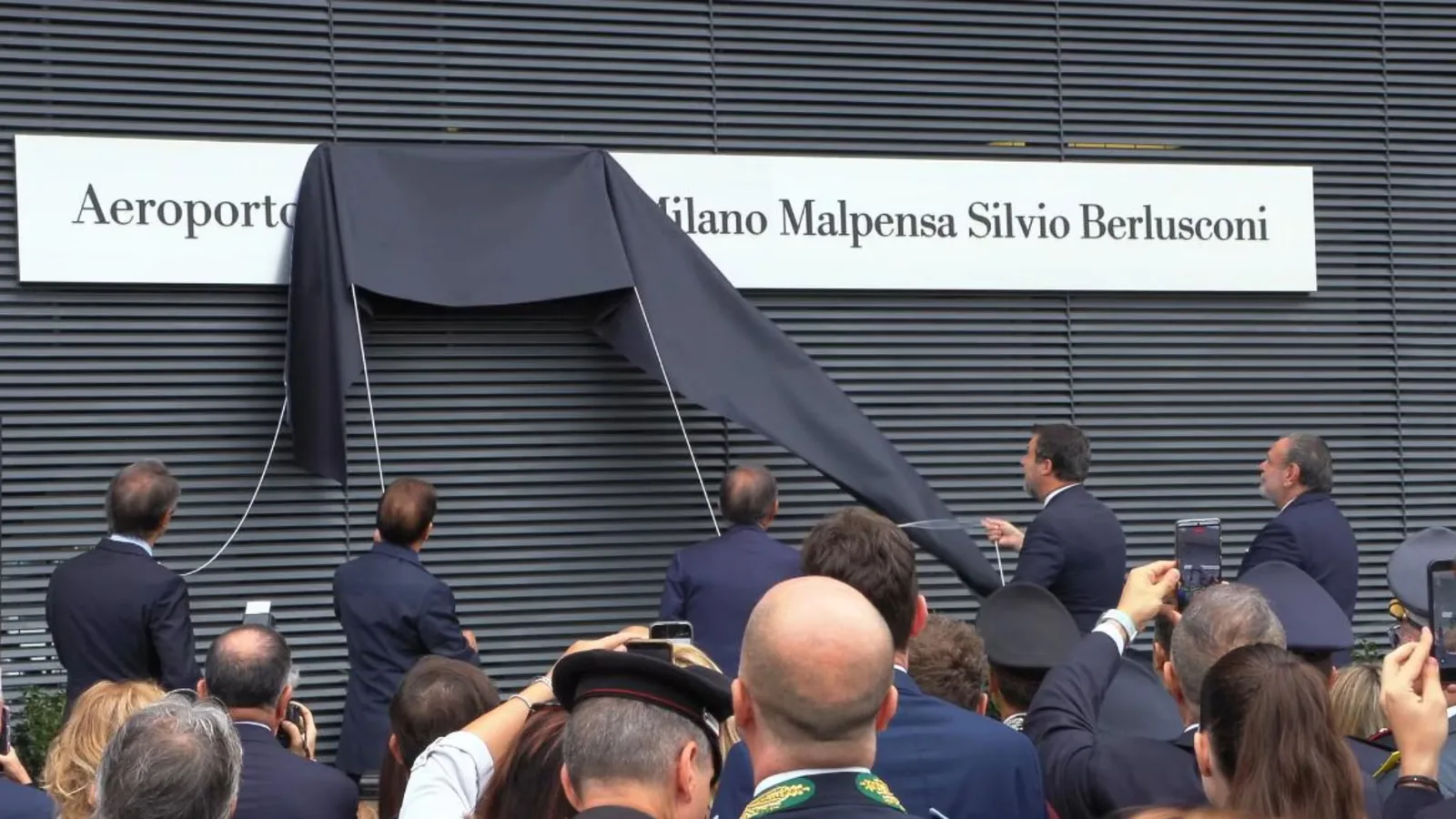 Malpensa diventa "Aeroporto Silvio Berlusconi", l'inaugurazione e la targa