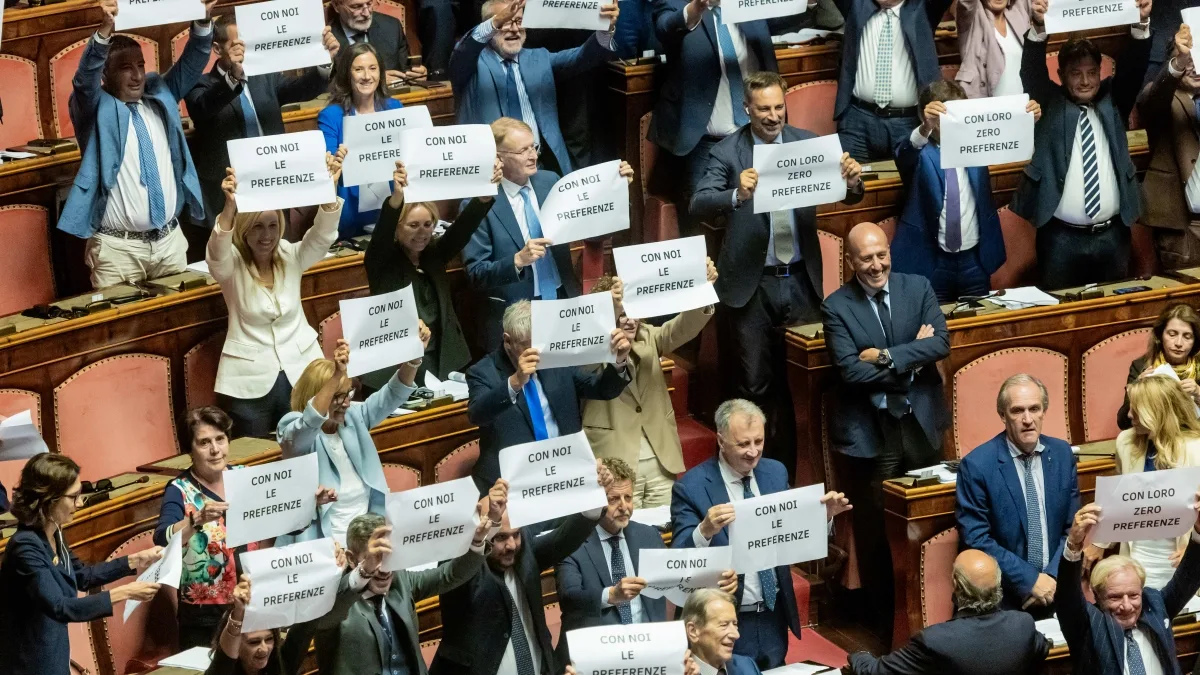 Legge elettorale, scontro in aula sulla raccolta delle firme dopo l'aumento del numero. L'ira delle opposizioni